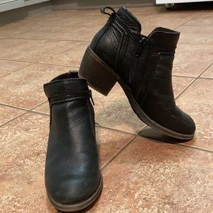 Cobb Hill Black Anisa V Cut Ankle Booties